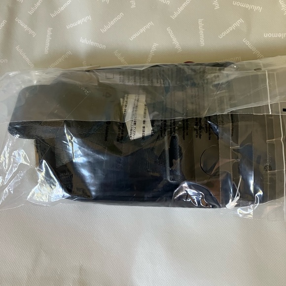 NWT Lululemon Everywhere Belt Bag, Black/Gold - Picture 3 of 3